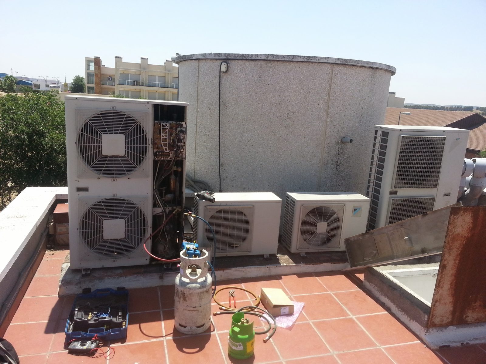 Unidades exteriores de climatización en terraza